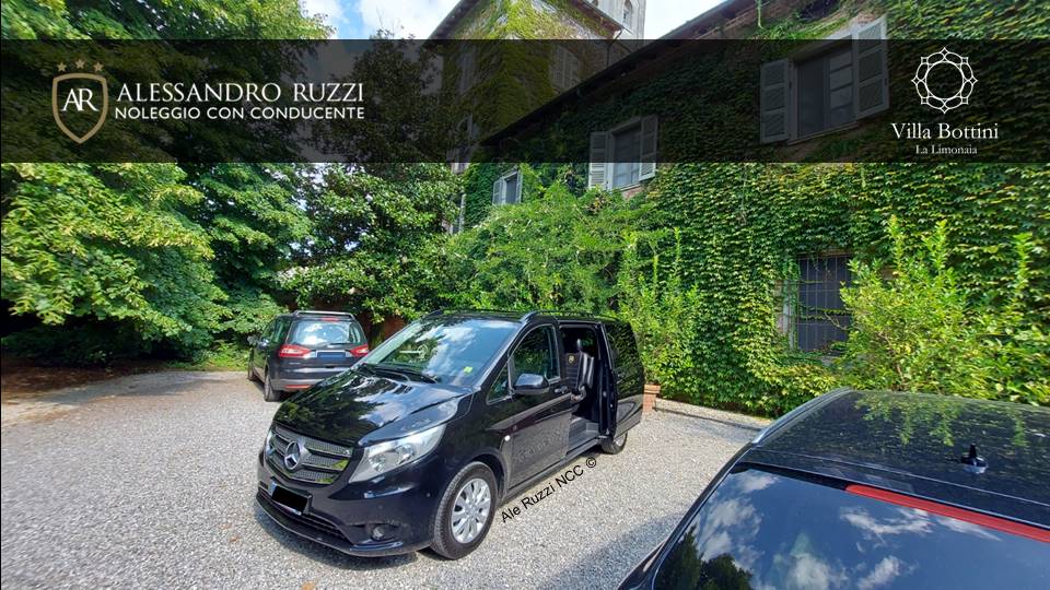 Villa Bottini "La Limonaia" con archeggiato davanti il Van Mercedes nero della Alessandro Ruzzi Noleggio Con Conducente, con la porta laterale scorrevole aperta a mostrare i sedili.